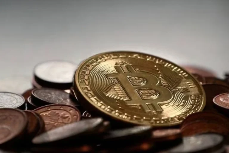 FORMER SEC COMMISSIONER HARSHLY CRITICIZES INITIAL COIN OFFERINGS